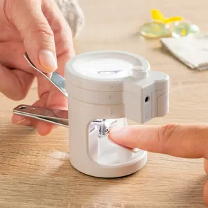 Nagelknipser Clail mit LED-Licht und Lupe – InnovaGoods